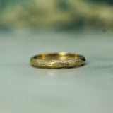 Pebble beach band in 14k yellow gold