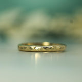 victoria city hammered band in 14k yellow gold