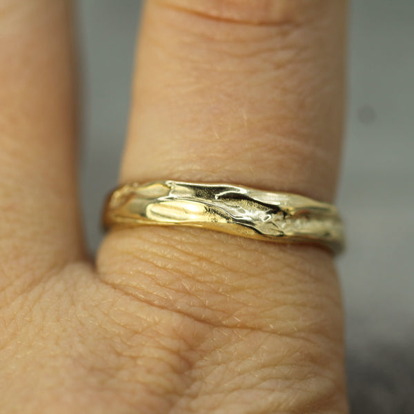 10k yellow gold band on hand 