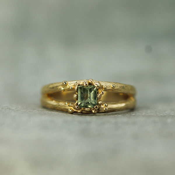 green sapphire ring in 14k yellow gold 
