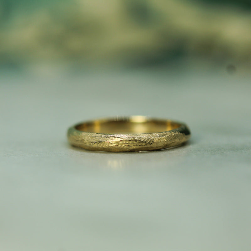 Pebble beach band in 14k yellow gold 