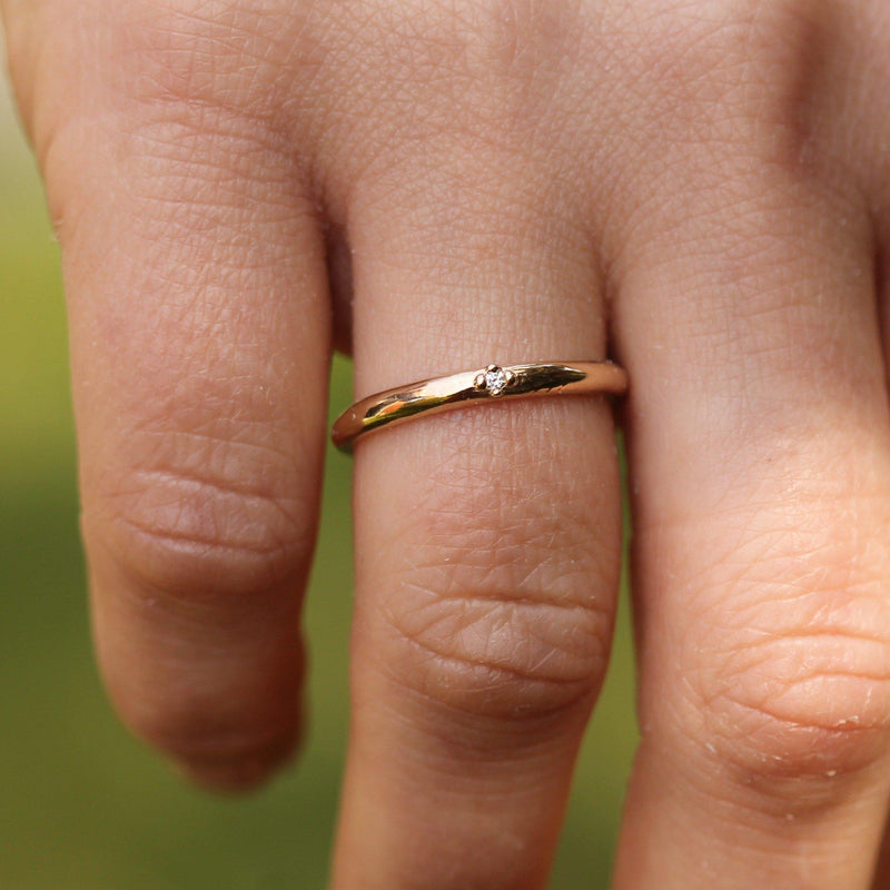 simple gold ring with diamond 